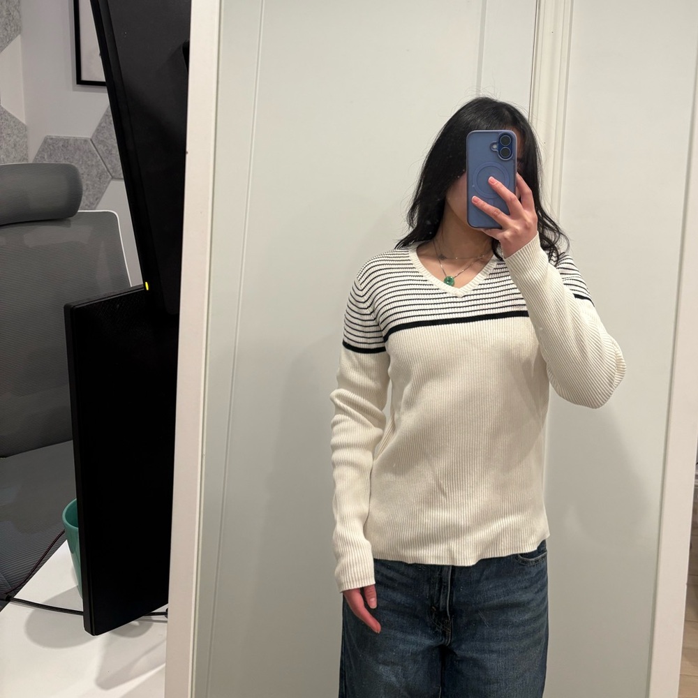 Vintage GAP Women's V-Neck Sweater - Cream and Black